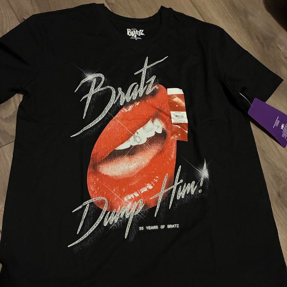 Bratz Graphic Tee Womens M Black NWT Dump Him Lips Y2K Rave 20 Years Shirt